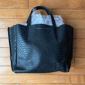 Ampersand As Apostrophe Black Textured Handbag